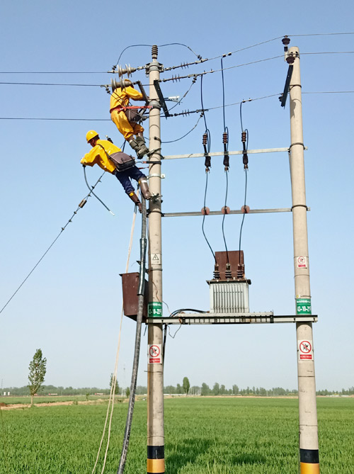 濟(jì)南至高清高速公路工程電力設(shè)施遷改工程——不停電作業(yè)項(xiàng)目：帶電開斷現(xiàn)場(chǎng)