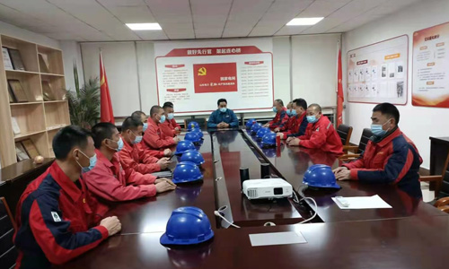 為保障節(jié)日期間電力系統(tǒng)運(yùn)行正常，東營(yíng)華昌電力工程有限公司部分員工犧牲春節(jié)假期，在東營(yíng)區(qū)供電公司值班備崗
